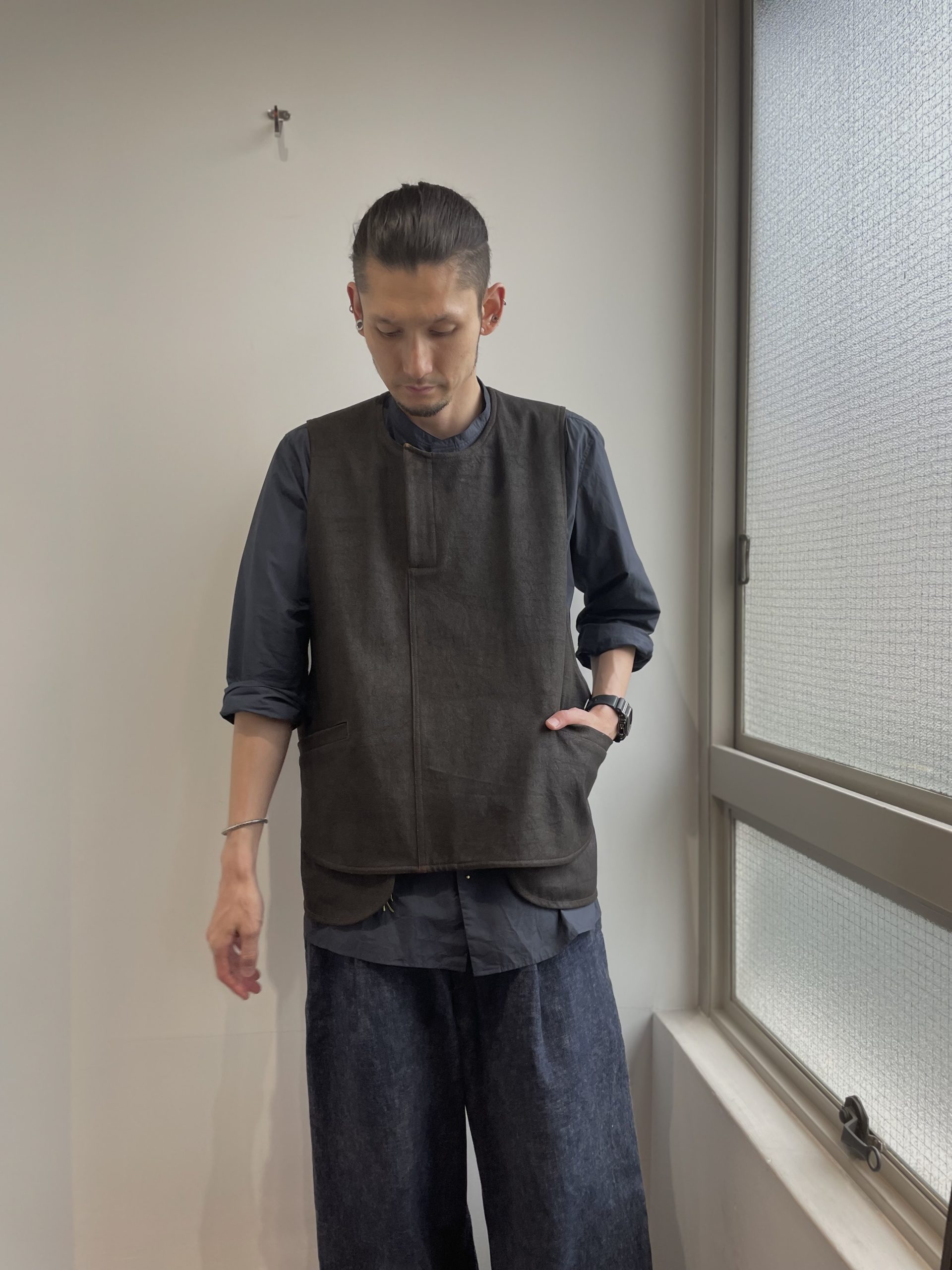 ASEEDONCLOUD(アシードンクラウド)のベストを、私物と合わせて